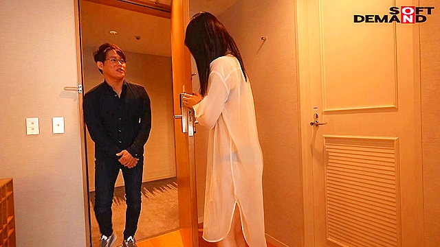 思春期の男子には刺激が強い色気溢れる保健の先生 桂木春香 32歳 AV DEBUT