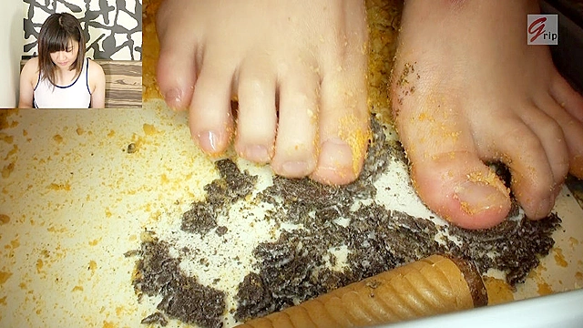クラッシュ足裏と表情を同時鑑賞！踏み踏みフードクラッシュ実況ナマ中継