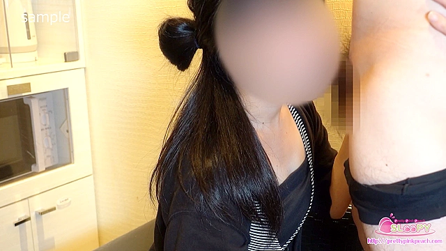 チンポを咥えた口の隙間から溢れ出る尿！ 控えめ女子が咥え飲みとハメ撮りとアナル舐めにチャレンジ！