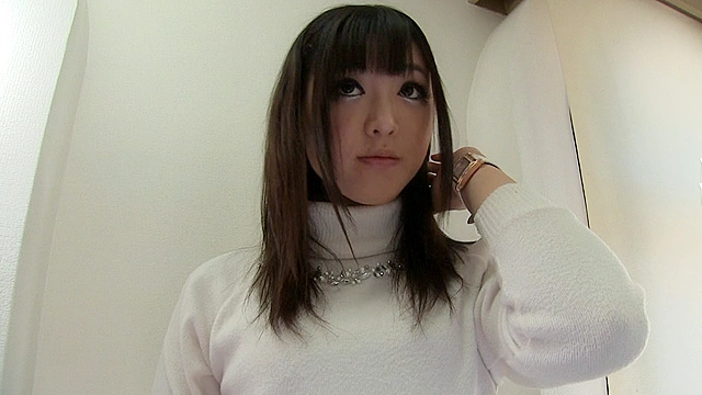 彼氏に内緒でパンツを売ってマ●コを見せる女 JD・ひなた朱莉