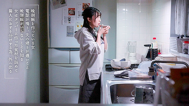「パイズリまでなら浮気じゃないよね」押しに弱そうな草食隣人さんに胸チラ誘惑し毎晩挟んで誘いSEXにもちこむJカップ巨乳奥さん 月野かすみ