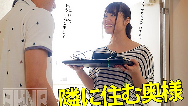 巨乳ノーブラ姿の隣人に胸ドンされて欲情しちゃった俺