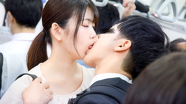 ワザと満員電車でエロ尻を若者の股間に押しつけ勃起チ○ポでパンツ越しオナニーをしだす誘惑お姉さん