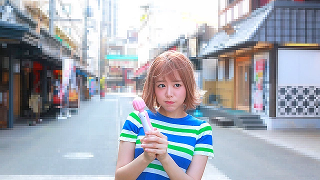 浜崎真緒の充電させてもらえませんか？電動バイブを手に東京の観光名所を巡る欲情よがり旅！