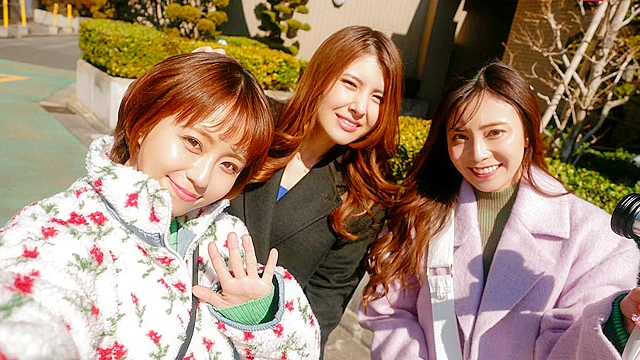 女子会中のホテルにウーバーM男をお届け！～一晩を使い果たし3人のドスケベ痴女達が、絞りまくる！～「おチ●チ●バカになるまでザーメンだしちゃいなよ～♪」