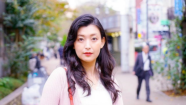寝取られ妻 奥さん、その素敵なカラダでおもいっきり楽しみましょうよ！！不倫奥様がイク！！NTRデラックス 8時間26人