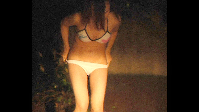 脱糞○撮02 海の家の裏で我慢しきれず脱糞 3名