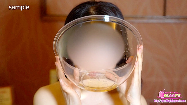 時間かかっても全部飲む！経験少なめカメラ女子のHと飲尿初撮りチャレンジ！