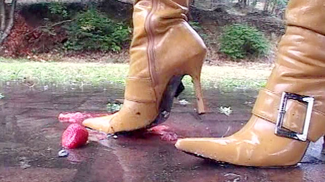 雨で汚れたドロどろブーツでのぞき魔を撃退するOL女王様