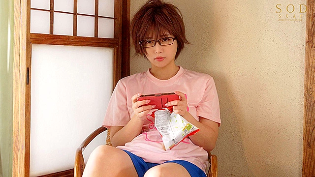 突然、弟が数年ぶりに帰省した。実家暮らしの私は三十路なのに未だ家事手伝い（ニート）で恥ずかしかった。 アラサー喪女ニート 隠れエロ尻の姉（30） 紗倉まな 【AV debut 12周年記念 特典映像付き】