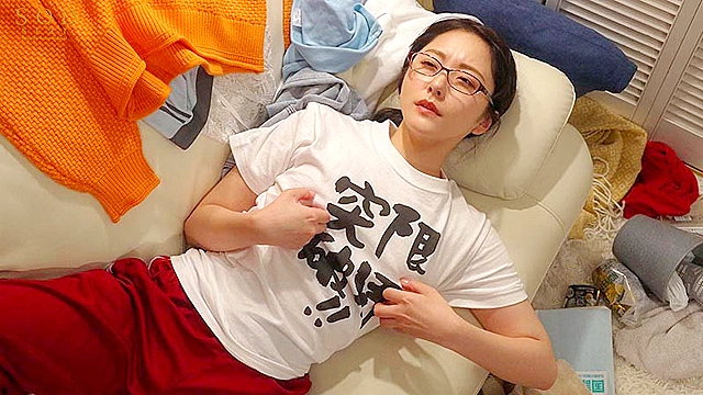 未だ大学生活を夢見るチクニ―中毒の5浪ちゃん！乳首をイジイジしないと勉強が捗らない生徒を受け持った家庭教師の僕は、受験勉強と並行して性のお手伝いもさせられて困っています。 青空ひかり（24）