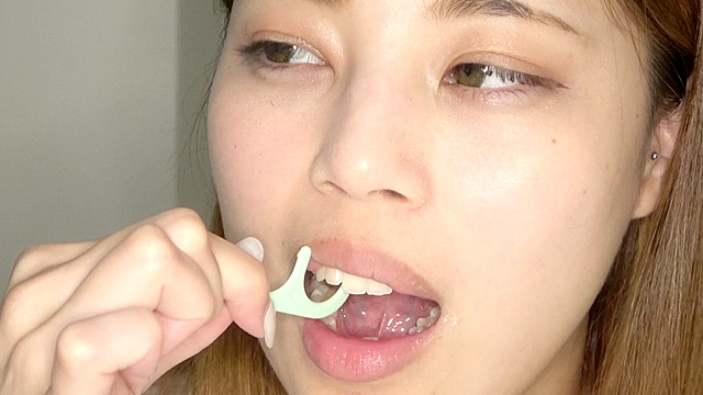 人気女優 森山なつかチャンの歯磨き・口内・舌ベロ観察！
