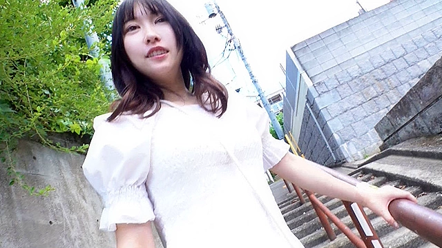 超有名大学に通うマジメな女子大生がとっても恥ずかしい焦らし素股 パンティ越しにデカチンずぷっと3cm挿入！敏感マ○コの入り口をグリグリされて奥まで挿れて欲しくなっちゃってグチョグチョマ○コにヌルっと生挿入！奥を突かれてキュンキュン締まるうぶマ○コに中出し！ えりかちゃん