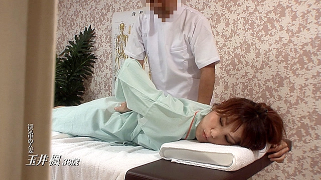 欲求不満な人妻をエロマッサージして中●しまでする絶倫整体師（2）