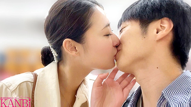 従順M男くんをひたすら痴女る卑猥で綺麗なお姉さん 焦らして煽って精子が空になるまで連続射精！