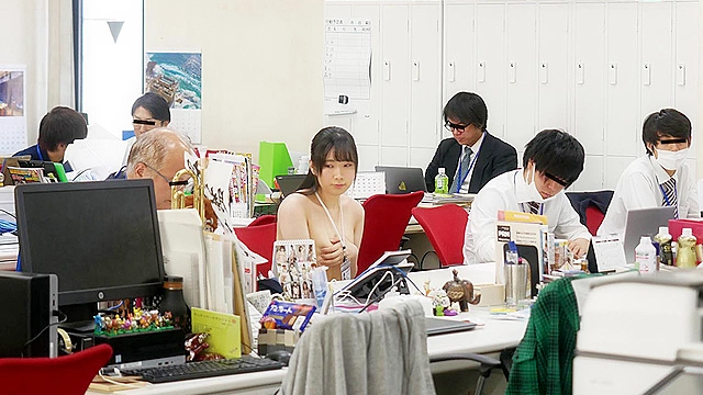 ～社内で全裸は1人だけ～ インターン生の皆さん全裸でお仕事できますか？ SODで働く女子社員にはAV女優さんの気持ちを理解してもらうために羞恥研修を用意！ 入社前だけど身体を張って1日お仕事してもらいました♪ SOD女子社員