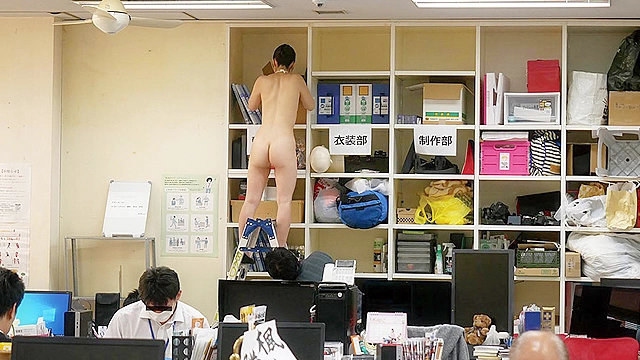 ～社内で全裸は1人だけ～ インターン生の皆さん全裸でお仕事できますか？ SODで働く女子社員にはAV女優さんの気持ちを理解してもらうために羞恥研修を用意！ 入社前だけど身体を張って1日お仕事してもらいました♪ SOD女子社員