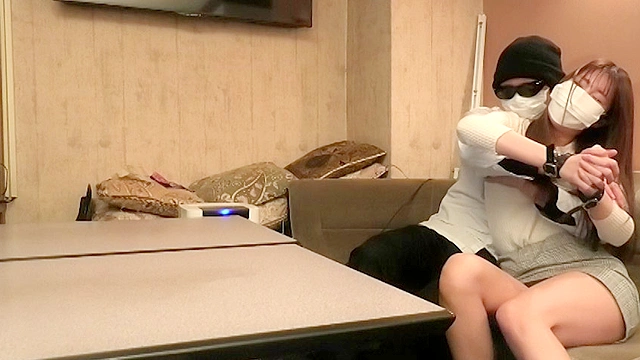 スナック店員を拘束してコチョコチョの刑にかけました！