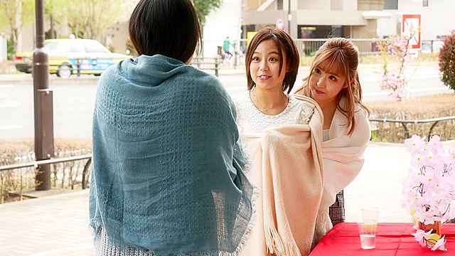お花見中のホロ酔い女子大生3人組や人妻3人組が巨チン男と人生初のハーレム4P体験！！～花びら大回転！ハメ比べをして今春1番の気持ちいいマ◯コを探しちゃいます～ マジックミラー号