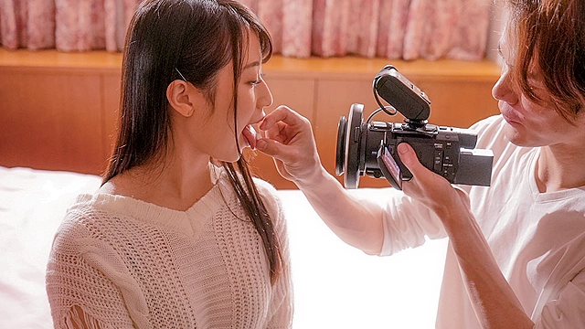 同窓会で再会した昔の彼氏にあっさりと寝取られた黒髪桃尻妻 ／ 宇佐美玲奈
