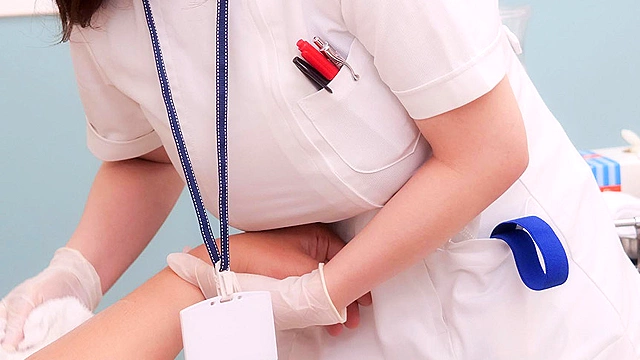ワザと手コキのような陰部洗浄で暴発させて青年患者を虜にするおばさん看護師