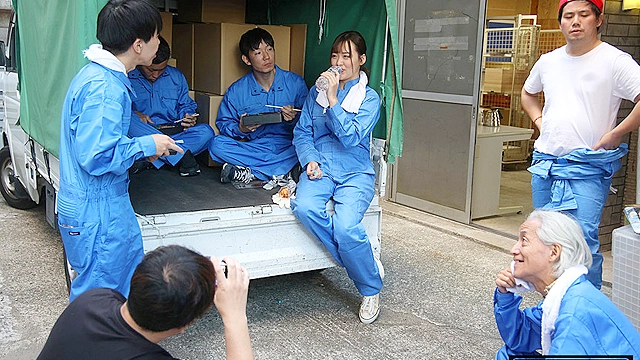 作業服（つなぎ）の中を全裸にされ恥ずかしがりながらもバイト中何度もイカされる爆乳娘 岡本莉里