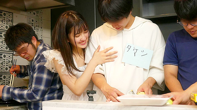 北国育ちの純朴無垢なえなちゃん（20）が童貞4人とシェアハウスで1日共同生活！暴発しても何回でも発射OK！初めての筆下ろし！！ 春日えな（仮）