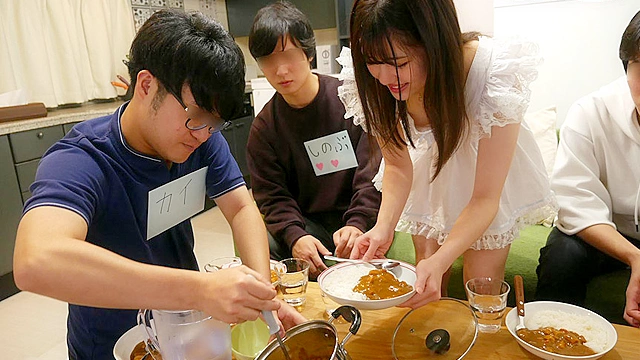 北国育ちの純朴無垢なえなちゃん（20）が童貞4人とシェアハウスで1日共同生活！暴発しても何回でも発射OK！初めての筆下ろし！！ 春日えな（仮）