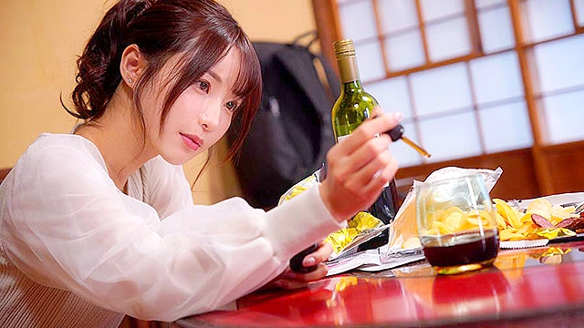 「私と一緒にキメようよ…」人妻からの甘い誘いに乗せられて田舎に伝わる秘伝の媚薬で互いに高まる禁断セックス 天使もえ