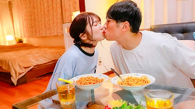 彼女の親友に告白され始まった不純な肉体関係。ダブル浮気が燃え上がり初めての中出しSEXが気持ち良すぎてヤリまくった数日間の裏切り同棲生活。 十束るう