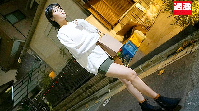 中出し寸前に抵抗して抜けたチ○ポを何度もぶち込まれイキ狂いだす女の腰を押さえつけ逃がさない鷲掴み膣奥射精4