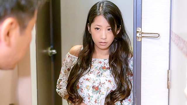 デリ呼んだら超気まずい知人が来た！普段ならありえないけど「お金もらって何もしないのは…」と彼女の気づかいに危険な生挿入！？2