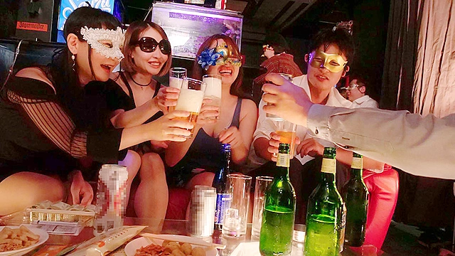 朝比奈菜々子ママの初めてのハプニングバー 母乳巻き散らかしFUCK