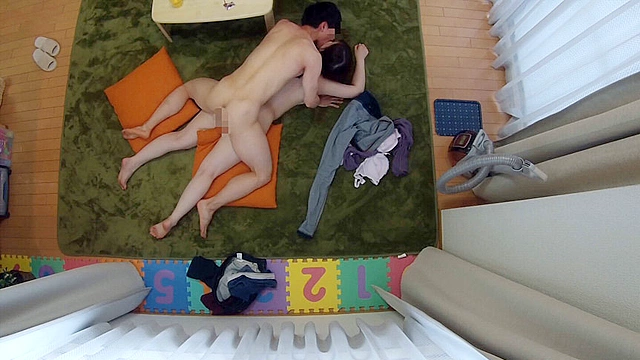 マル秘隠し撮り映像流出！！ 同じマンションのママ友を連れ込んで絶対内緒の不倫SEX 3