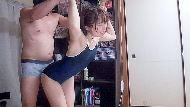 濡れてテカってピッタリ密着 神スク水 宮沢ちはる 美少女から人妻まで可愛い女子のスクール水着姿をじっとりと堪能！着替え○撮から始まり貧乳から巨乳にパイパン、ハミ毛、ジョリワキ等のフェチ接写やローションソーププレイやスク水ぶっかけに生中出し等を完全着衣で楽しむAV