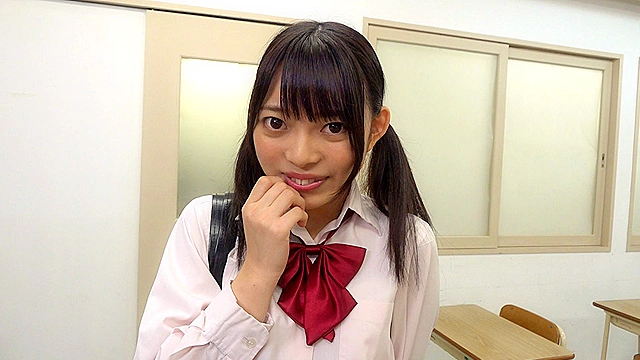 男の顔にまたがってパンティやオマ○コを見せつけながら挑発する 逆さ撮りアングルオナニー