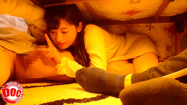 こたつの中の無防備な下半身に我慢出来ずイタズラ！ 兄貴の彼女が痴女に変貌！ 背徳感に燃える中出し性交