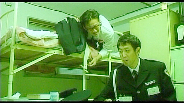 覗かれた不倫妻 主人の目の前で…
