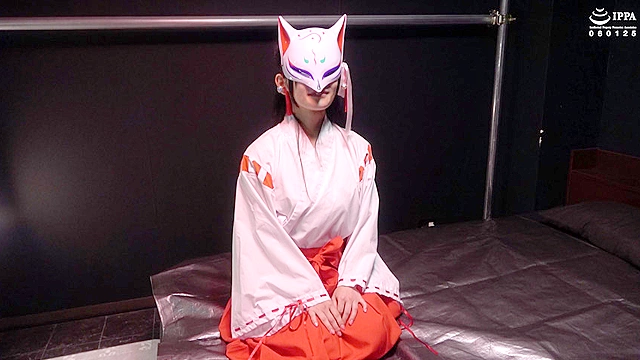 『神秘的な狐面の巫女さんの正座した足裏をくすぐって崩したい！ くすぐり我慢修行！』