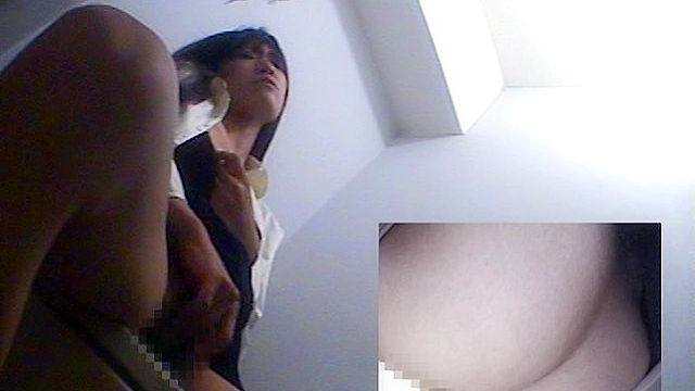 熟女がトイレでアナルオナニー6