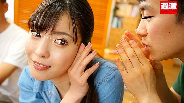 ○○だと思っていた甥っ子に抱きつき耳舐めされ発情お漏らししてしまう巨乳叔母 スレンダー美脚妻