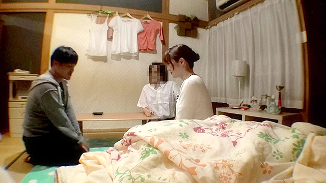 寝取られ！旦那の見てる前で他人と妻がSEX