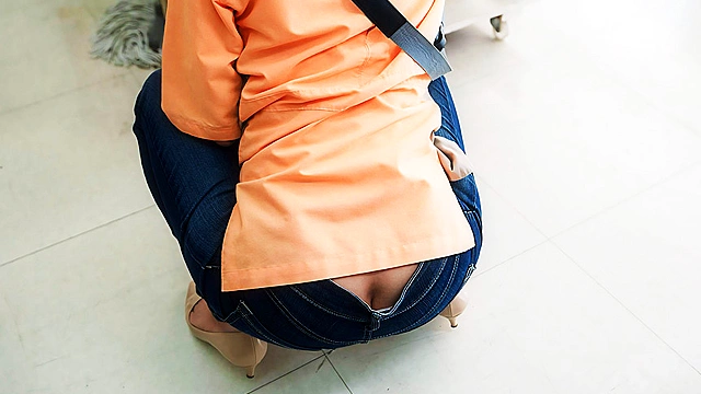 29歳人妻です。パート先のコンビニでお尻好きの大○生に想われて身体の関係に…それから彼のいいなりになってしまいバイト中に何度もSEXしました。バックが大好きで私の方がイカされっぱなしになります。 小那海あや