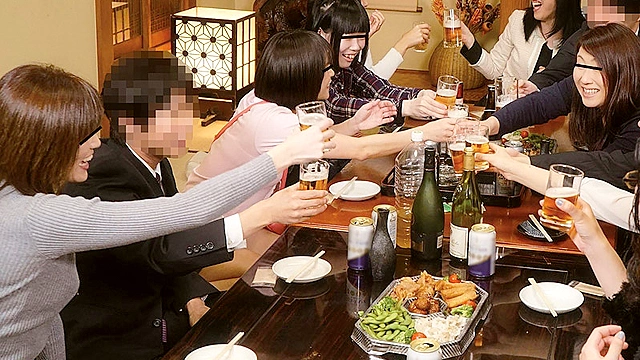 同窓会で会った初恋の女が人妻になっていた！夫に欲求不満の彼女は僕をパンチラ誘惑して、勃起チ○コをテーブルの下で握りしめてきた。もうみんなの目を盗んで店内でヤッちゃうしかないっす！