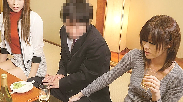同窓会で会った初恋の女が人妻になっていた！夫に欲求不満の彼女は僕をパンチラ誘惑して、勃起チ○コをテーブルの下で握りしめてきた。もうみんなの目を盗んで店内でヤッちゃうしかないっす！