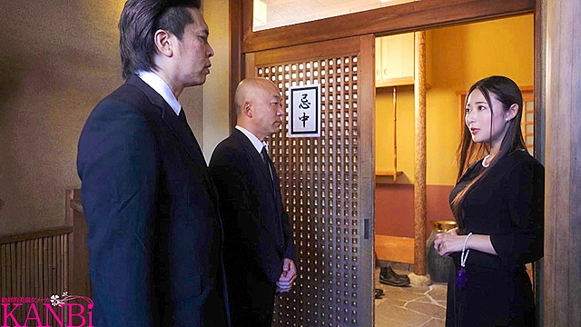 夫の遺影の前で気が狂う程イカされてしまった私…。 未亡人 恥辱の獣交尾