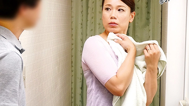 「あなた…許して」私、夫がお風呂に入っている15分の間、いつも息子に抱かれています