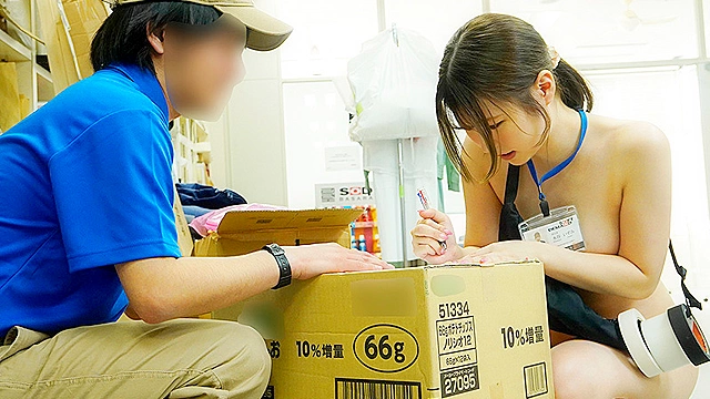 演出部 入社1年目 水谷いずみ（21）全裸業務で顔を真っ赤にしながらも羞恥心を克服！1日中素っ裸でのお仕事中に社員に囲まれながら公開羞恥潮吹きSEX！