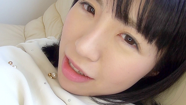 恥ずかしがる女の子たちのおへその穴