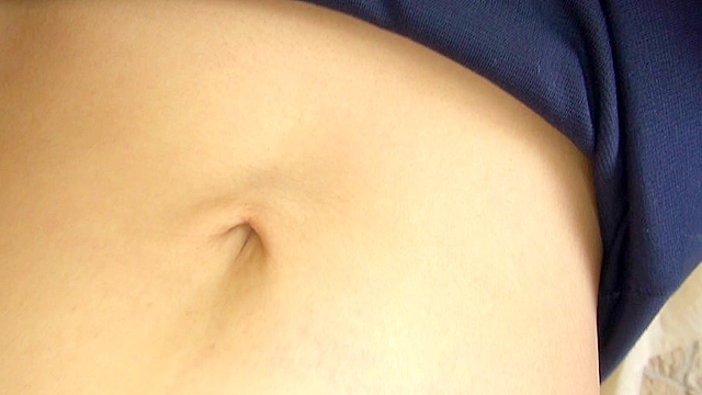 恥ずかしがる女の子たちのおへその穴